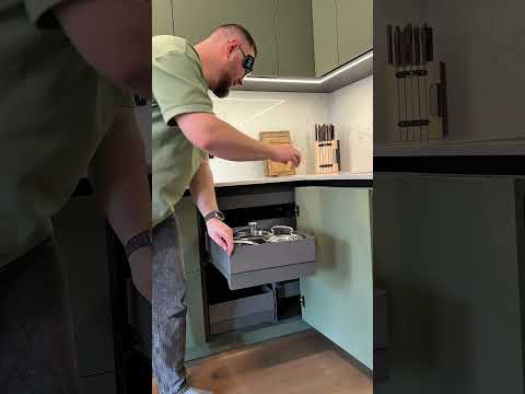 Обзор кухни с диванчиком и мини баром за 1 минуту #soulkitchen #ремонт #shorts #дизайнинтерьера