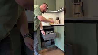 Обзор кухни с диванчиком и мини баром за 1 минуту  #soulkitchen #ремонт #shorts #дизайнинтерьера