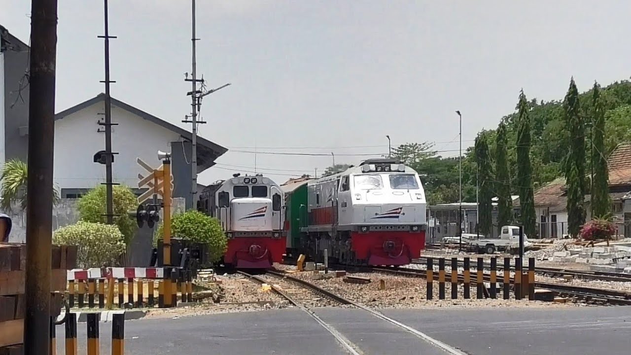 Kereta Api Keluar Masuk Stasiun Madiun Barat | Madiun ...