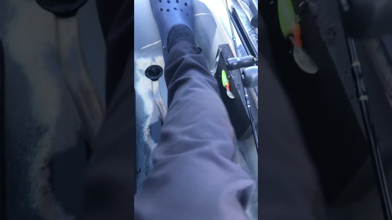 Não entra água! Caiaque Leader com motor, navegando com a tampa inferior do pedal Power Drive!