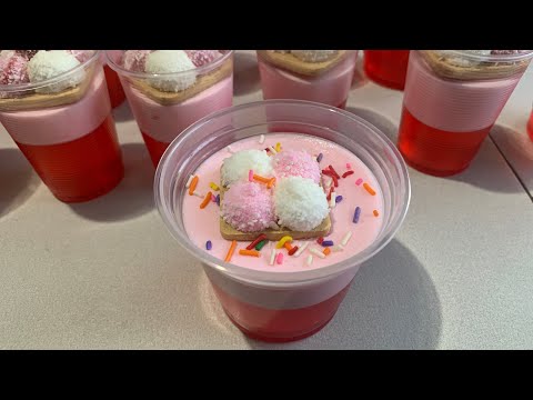 Gelatinas de fresa con crema y galletas !
