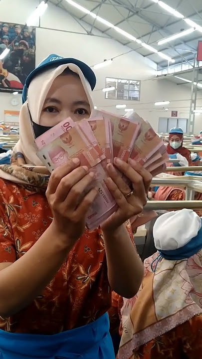 Full Senyum, Puluhan Ribu Buruh Rokok Djarum Terima THR #shorts #viral #muriatv