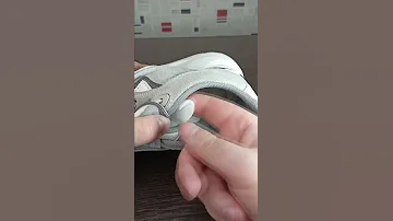 Лайфхак, как убрать запах в обуви.