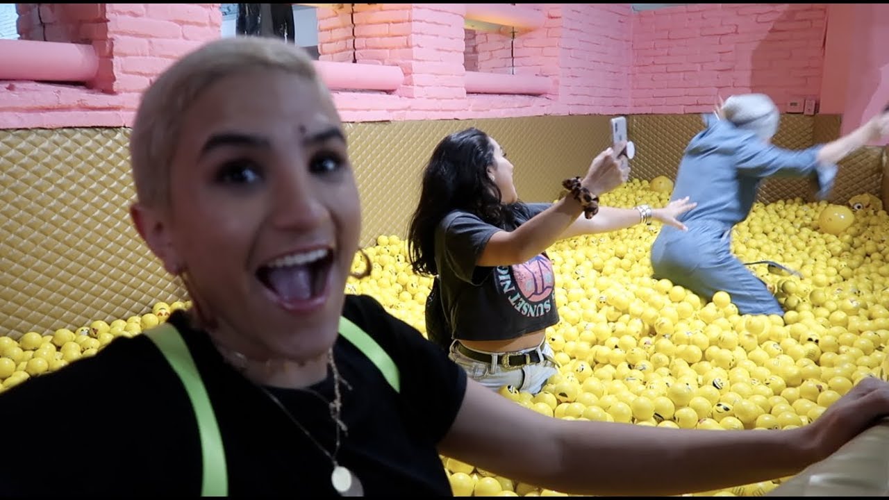 THE MUSEUM OF SELFIES!! VLOG - YouTube