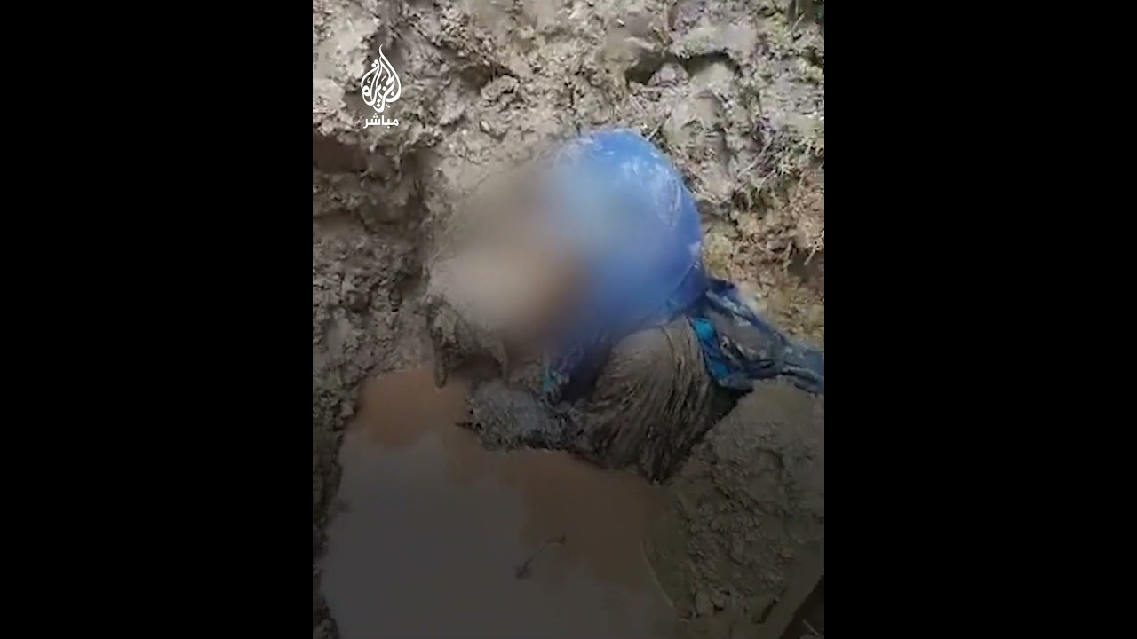 مشهد مؤلم لأم يمنية تعانق طفلتها بعد العثور عليهما مطمورين بالمياه والركام إثر انجرافهما بسبب سيول
