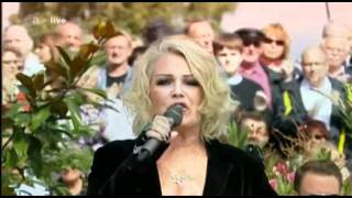 Kim Wilde - Sleeping Satellite (1st appearance)