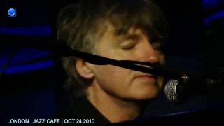 NEIL FINN 24/10/2010 GENTLE HUM Jazz Cafe London