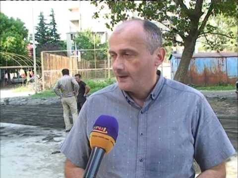 ეზოების კეთილმოწყობის პარალელურად მისასვლელი გზების სარეაბილიტაცი სამუშაოებიც მიმდინარეობს