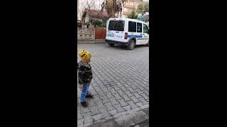 Abd Polis 5 Yaşındaki Bebeği Döver Türkiye De Polis Yanına Sevmek Için Çocuk Çağırır