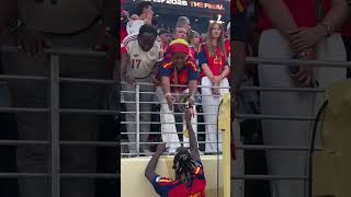 Nico Williams gifts WC medal to his mum #worldcup2026  #Spain #NicoWilliams