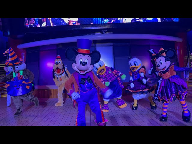 Dan the Star Man shows Mickey's Mouse-Querade Party| Disney Magic