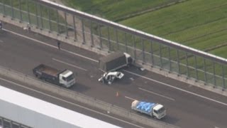 渋滞の列にトレーラー 伊勢湾岸道、１人死亡