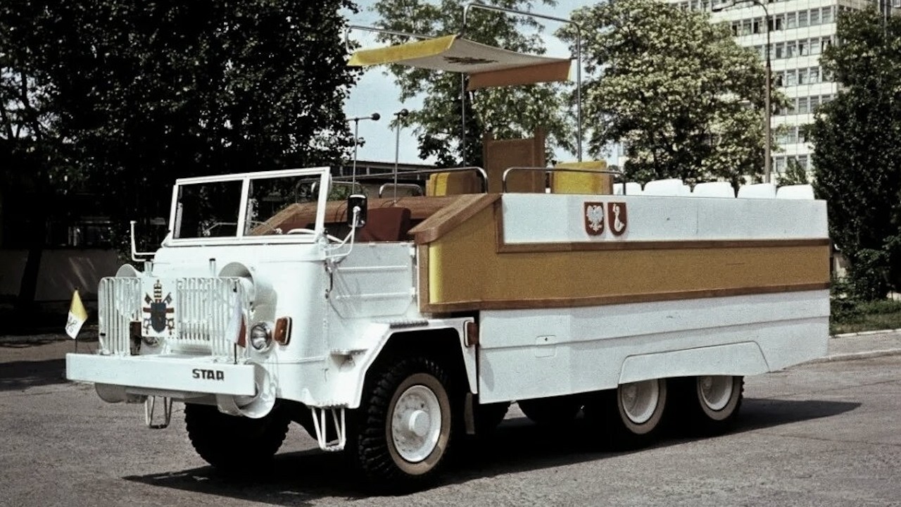 Papież w Fiacie, Ferrari i Dodge — szalona historia papamobili!