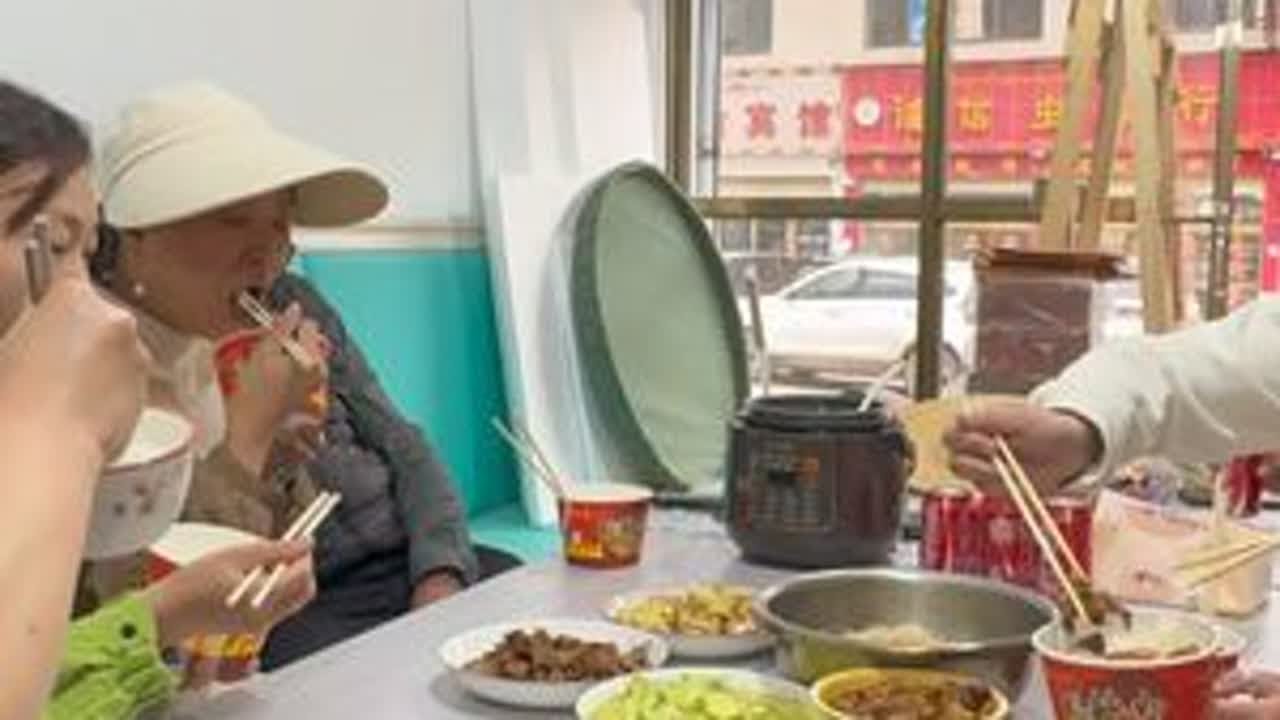 骑行317在巴青县参观赛马节 见到了超级大的帐篷品尝了冬虫夏草。 