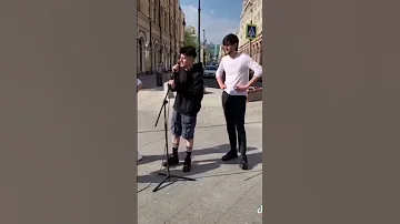 Rauf and Faik singing with a Girl in the streets