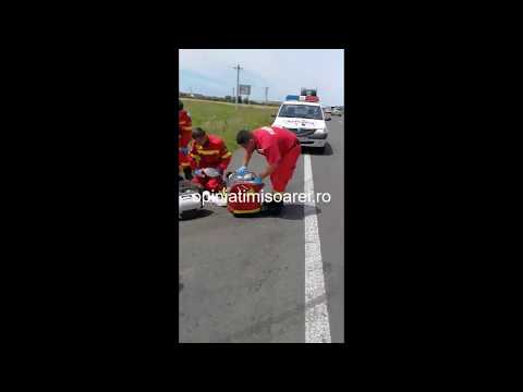 Accident pe centura la Timisoara, motociclist izbit de o masina de curierat
