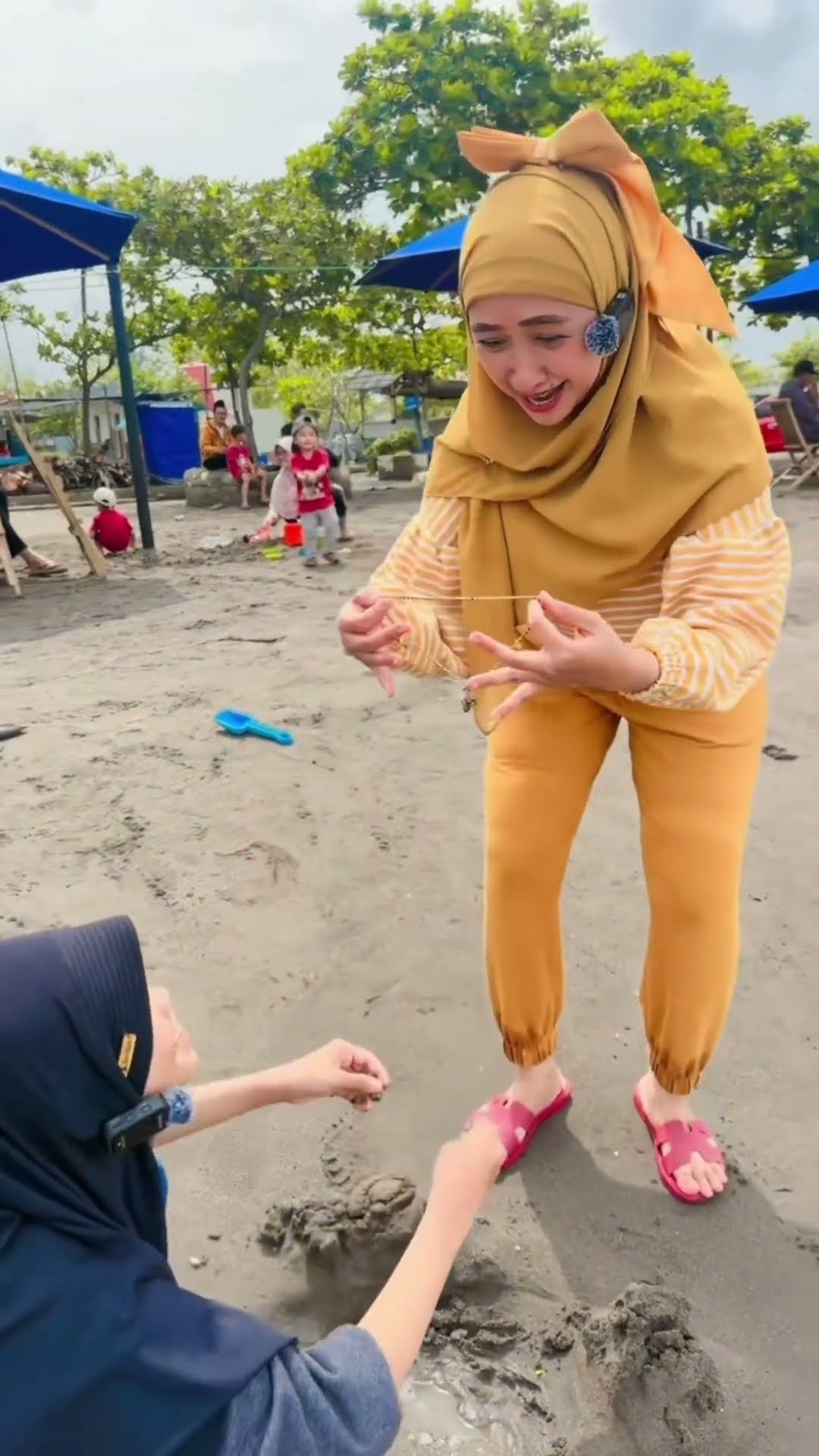 AINUN NEMU EMAS DIPANTAI #shorts