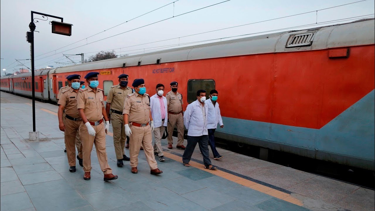 India PM orders 'complete' lockdown