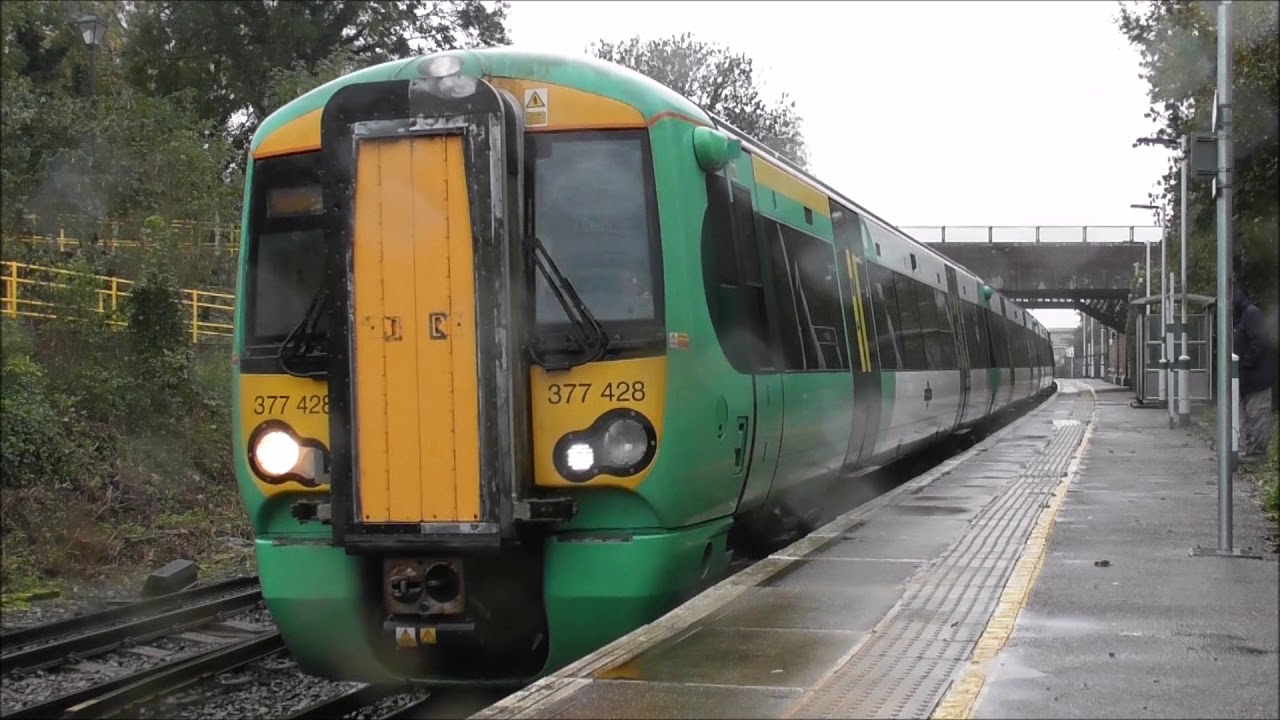 Southern 377428 And 377128 At Glynde Working 1F37 London Victoria To Eastbourne.