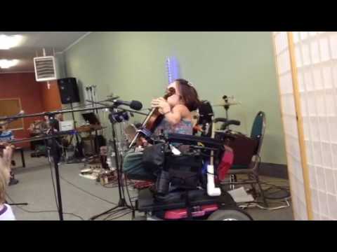 Gaelynn Lea + Robot Rickshaw Play Amazing Grace