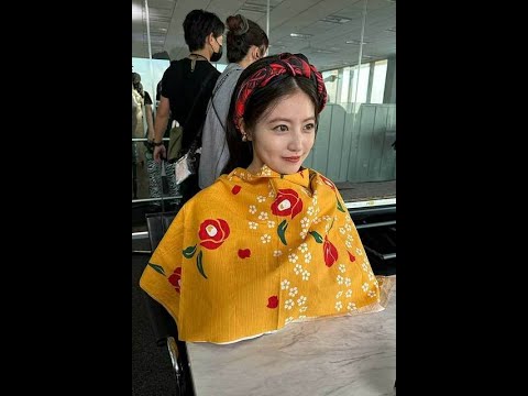 今田美桜、社長令嬢姿の待機時間は椿柄のメイクケープ着用「お人形さんみたい」「最高」