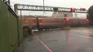 110/8/20日樹林區俊英街平交道122次PP自強號和4183次500型區間車(遇到雷擊聲音)