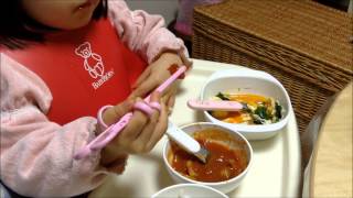 2歳児がエジソンのお箸を使いこなすシーン