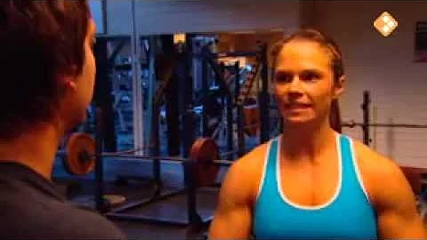 Female bodybuilder Lanah Evers on Dutch tv (long v...