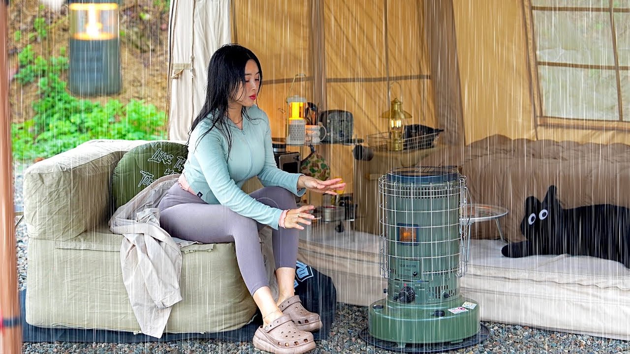 СИЛЬНЫЙ ДОЖДЬ КЕМПИНГ В МАЛЕНЬКОЙ НАДУВНОЙ ПАЛАТКЕ ☔️ КЕМПИНГ ASMR . ЗВУК ДОЖДЯ .