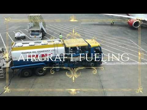 Wie ein Flugzeug in Flughafen-Kraftstoff