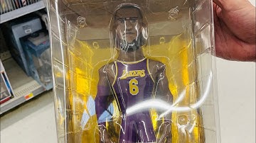 😱 omg I found a LeBron James Funko pop chase at Walmart!