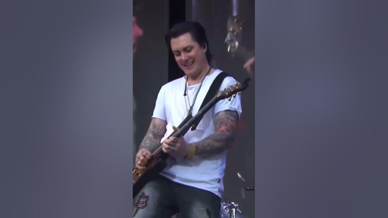 M.I.A. Solo by Avenged Sevenfold (Live)