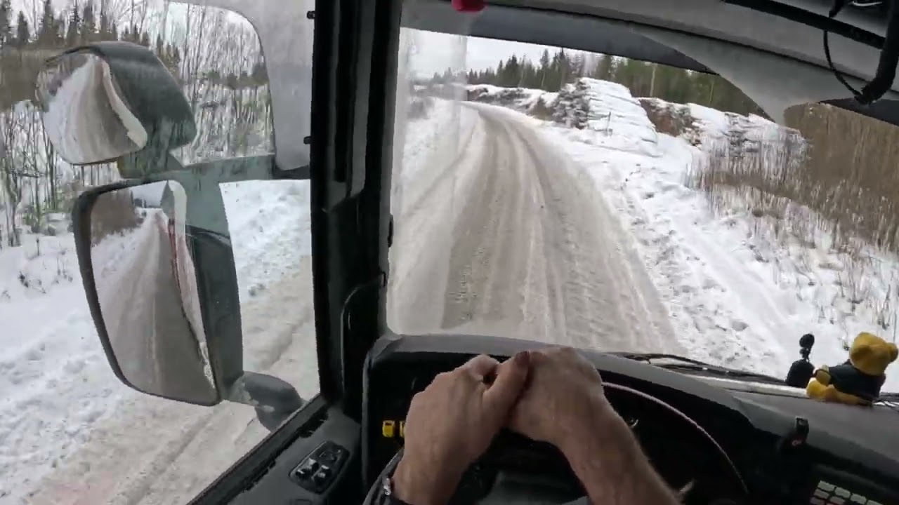 JCB ottaa maita vastaan.