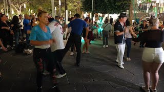 disfrutando del baile en el centro histórico de El salvador 🇸🇻🎉🎉