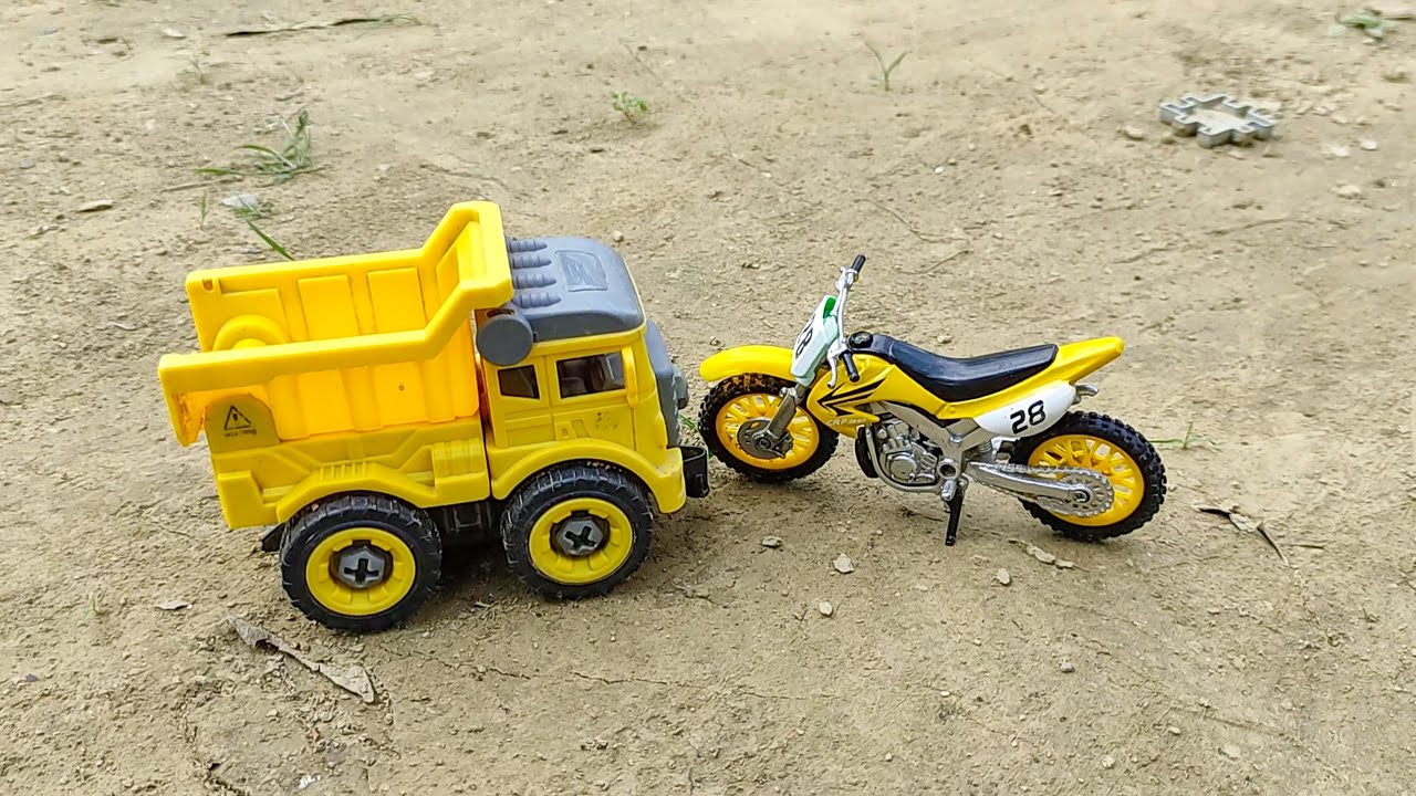 Menemukan Mainan Mobil Truk Kontainer, Truk Tangki, Truk Molen, Mobil Ambulan, Mobil Polisi 