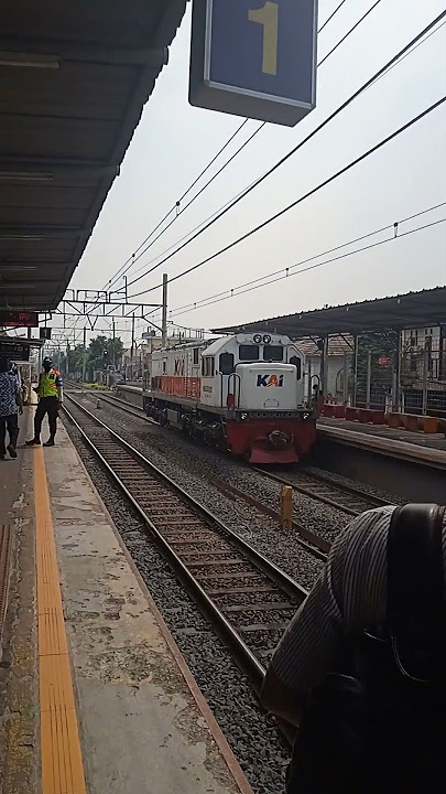 Langsiran Loko CC 201 ngebut di stasiun Pondok Jati