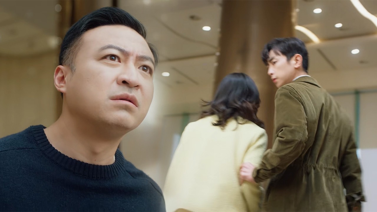 假千金撞上親生父母在公司大門擺攤，親爸苦苦哀求竟不願相認！