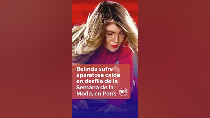 Belinda sufre aparatosa caída en desfile de la Semana de la Moda, en París