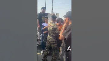 مشاجرة عراقي وياه شرطة باوع شسوو بيه 