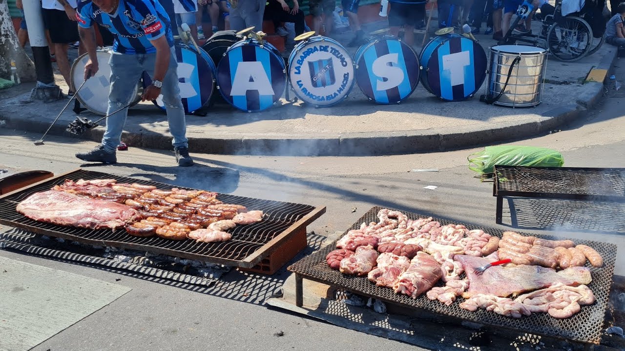 SAN TELMO SU HINCHADA AFUERA Y ADENTRO DE LA CANCHA. 
