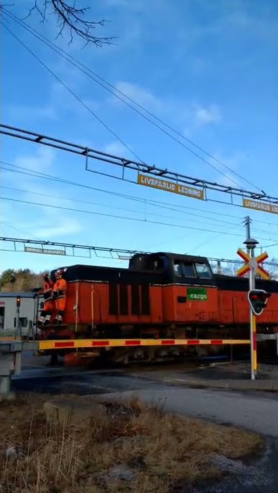 T44 (T44-335) drar på ordentligt under växling i Stenungsund vid Industrivägen