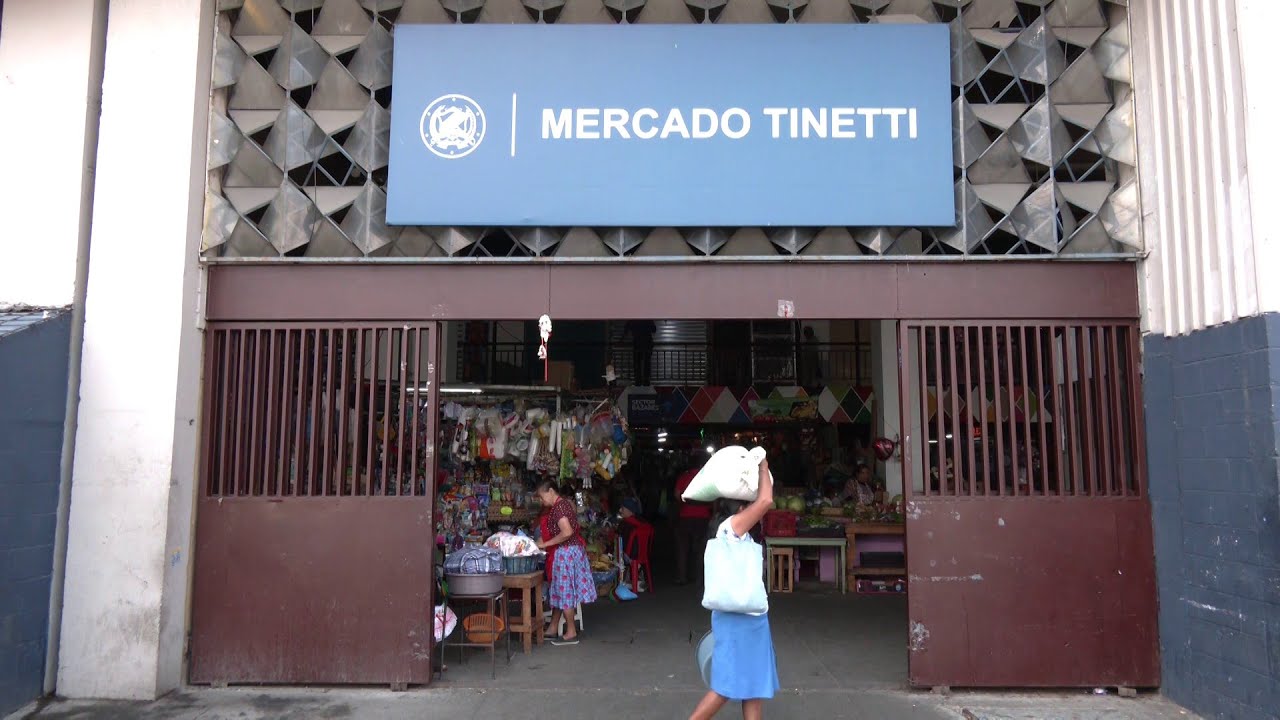 Comerciantes informales reubicados en el mercado Tinetti