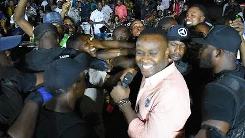 See How Fans Mobbed Femi Adebayo As He Storms The Stage, Shows Off His Dance Skills In Abeokuta