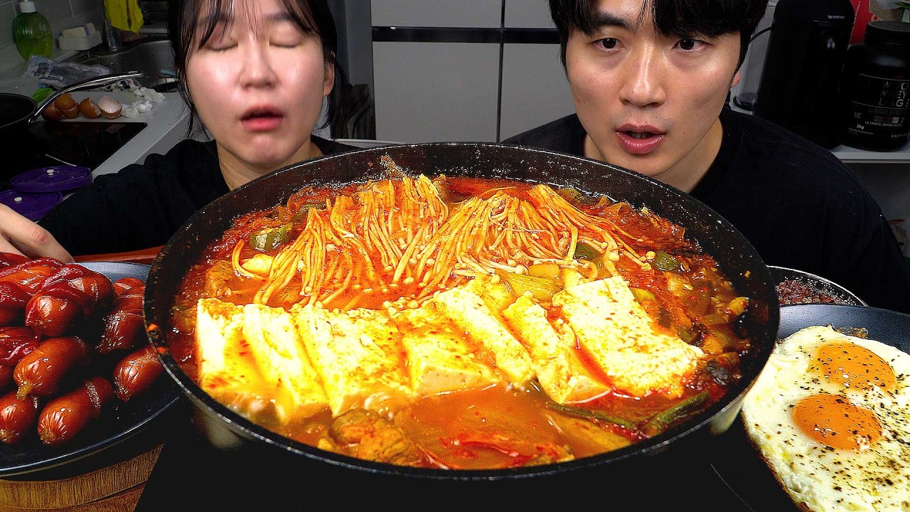 신혼부부 처음 만든 김치찌개 맛있을까? 통삼겹 김치찌개, 비엔나 소세지, 계란후라이 조합 집밥 먹방 브이로그 ASMR