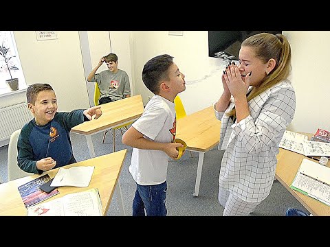 Школьник ПЛЮНУЛ в УЧИЛКУ. ИЗДЕВАЕТСЯ над учителем влада а4. Мучают учителя в ШКОЛЕ. ШКОЛЬНЫЙ кампуса