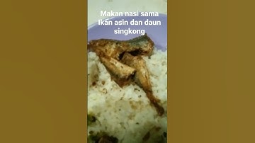 makan sama daun singkong rebus dan ikan asin