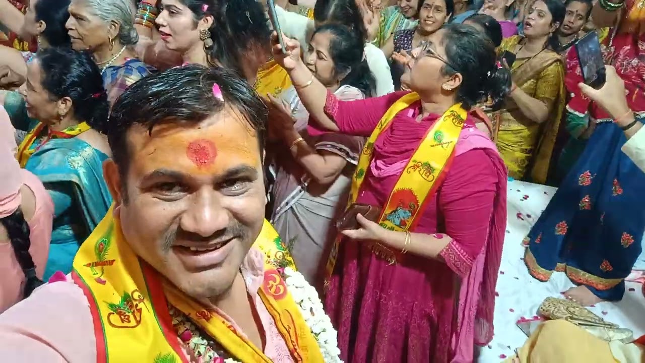 Sri madbhagwat katha me bhajan raspaan karte bhakt 