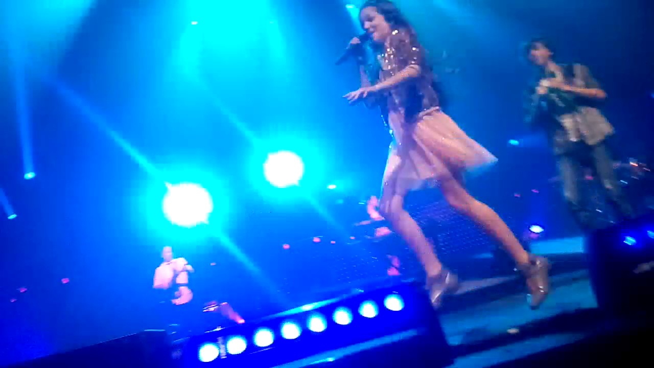 À 9min 14 elle me touche la main et me fait un clin d'œil !!!! 😍😍😘😘😘