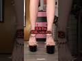 パーティーに行くためハイヒール20足を衝動買いした少女 👠