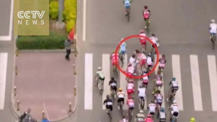 Jaywalker causes bicycle pileup chaos at Qinghai race - DayDayNews
